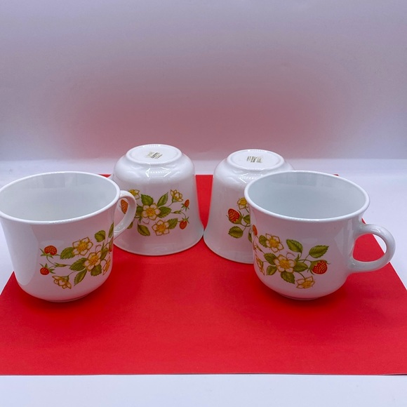 Vintage Retro Nostalgic Strawberry Sundae Pattern Corning Ware Cups - Picture 5 of 5
